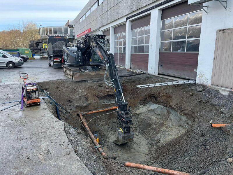 Gravemaskin graver i grop